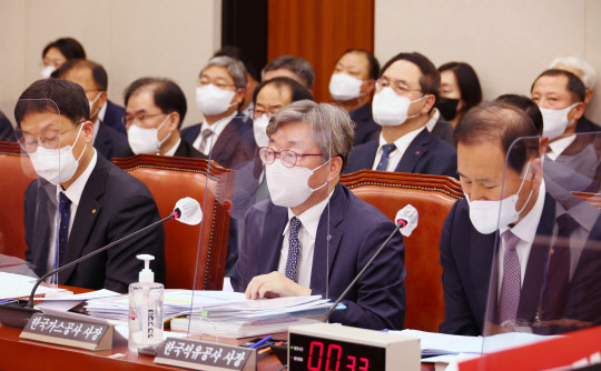 채희봉 한국가스공사 사장이 20일 국회 산업통상자원중소벤처기업위원회에서 열린 한국석유공사 등에 대한 국정감사에서 의원질의에 답변하고 있다. <연합뉴스>